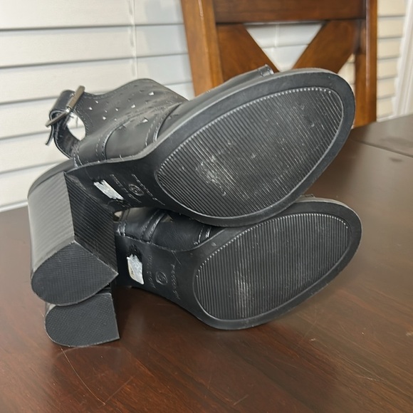 Madden Girl Open Toe Chunky Block Heel Intricate Cut-Out Design Size 6 - Picture 9 of 14